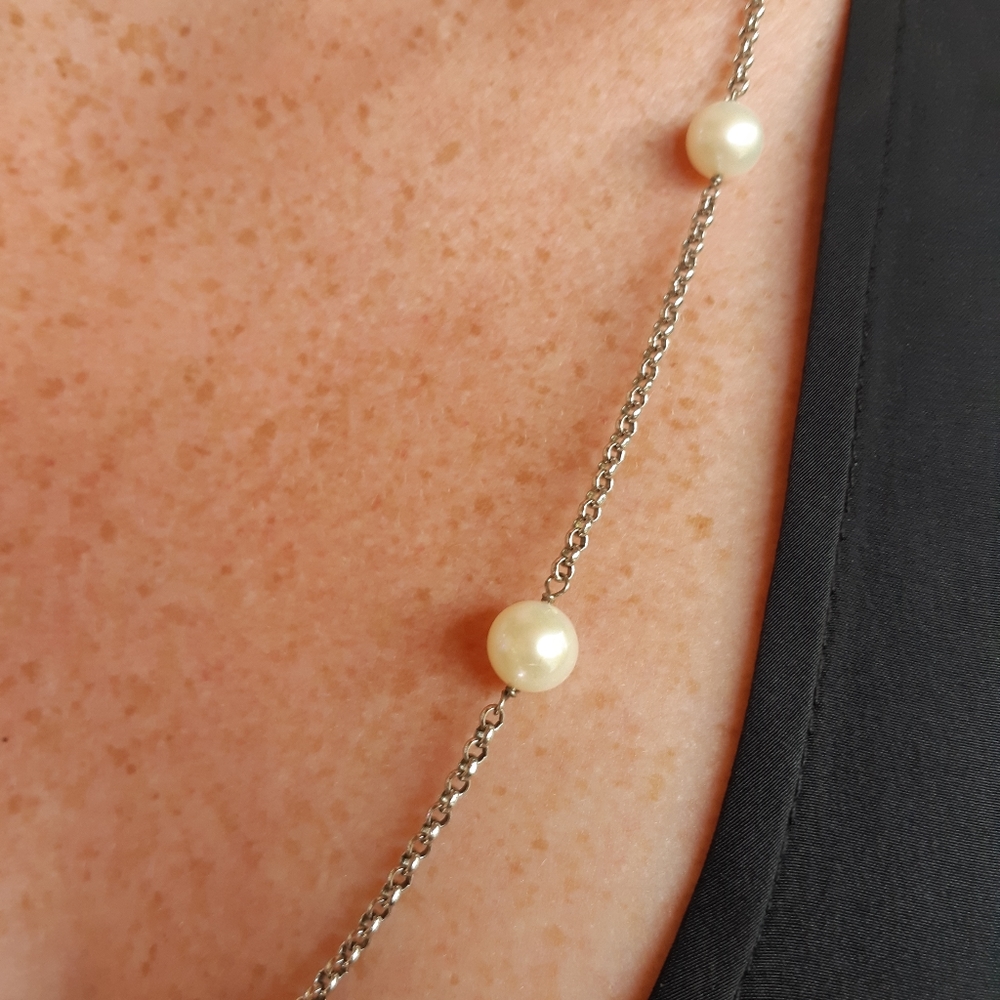 Silver necklace with natural pearls.